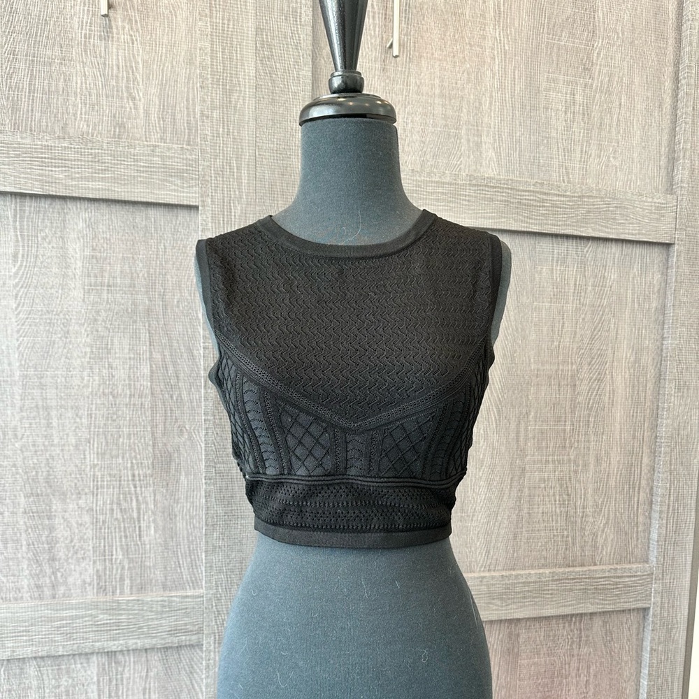 BEAUTIFUL black crop top with pattern by Babaton